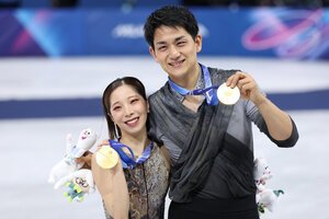 ミラノ･コルティナ五輪のフィギュアスケートペアで金メダルを獲得した三浦璃来、木原龍一組=2026年2月16日、イタリア･ミラノ、西岡臣撮影