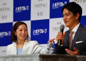 2026年4月、引退会見を行う三浦璃来(左)と木原龍一
