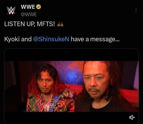 WWEスマックダウン大会で映像VTRで登場した中邑真輔(右)は高橋ヒロムあらためKYOKIを紹介(WWE公式Xから)