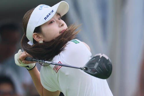 1番、ティーショットを放つ吉田鈴(撮影･水谷安孝)