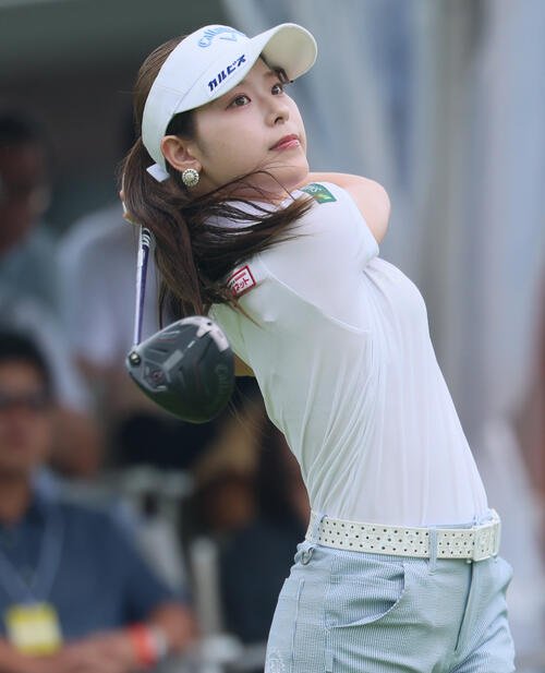 1番、ティーショットを放つ吉田鈴(撮影･水谷安孝)