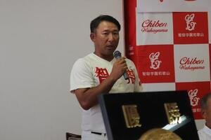 優勝から一夜明け優勝報告を行う智弁和歌山･中谷仁監督(撮影･佐藤妙月)