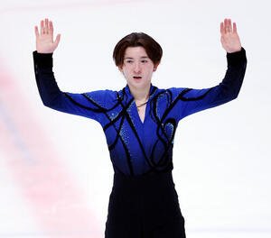 男子SPで演技を終え、観客に手を振る中田璃士(撮影･山本朝陽)
