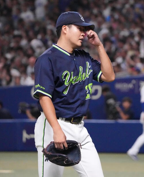 中日対ヤクルト　4回終了、ベンチへ戻るヤクルト先発の松本健吾(撮影･森本幸一)