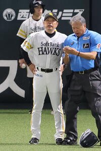 ソフトバンク対オリックス　審判に選手交代を告げるソフトバンク小久保裕紀監督(撮影･梅根麻紀)