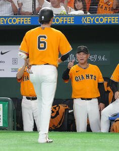 巨人対広島　4回裏巨人無死、左越え本塁打を放った坂本勇人(左)を笑顔で迎える橋上秀樹監督代行(撮影･足立雅史)