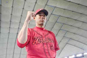 巨人対広島　試合後、ガッツポーズする広島秋山翔吾(撮影･足立雅史)