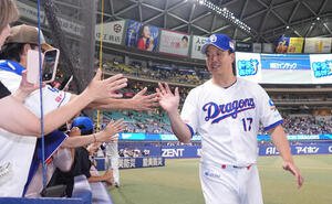中日対ヤクルト　ヒーローインタビューを終えファンとタッチを交わす柳裕也(撮影･森本幸一)