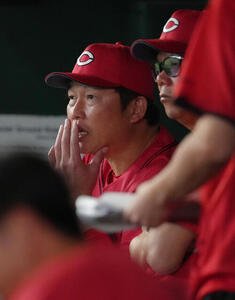 巨人対広島　8回表広島1死一、三塁、リプレー検証の結果を待つ広島新井貴浩監督(撮影･足立雅史)