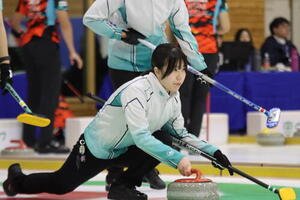 決勝でストーンを投じるS－Leapの鈴木琴音