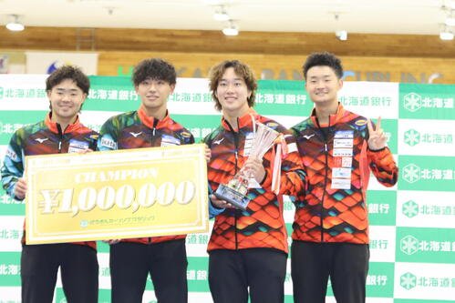 男子で初優勝したロコ･ドラーゴの(左から)前田拓紀、所岳澄、上川憂竜、前田拓海
