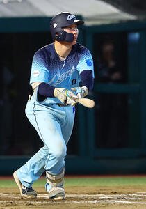 楽天対西武　11回表西武2死二塁、2点本塁打を放つ小島大河(撮影･野上伸悟)