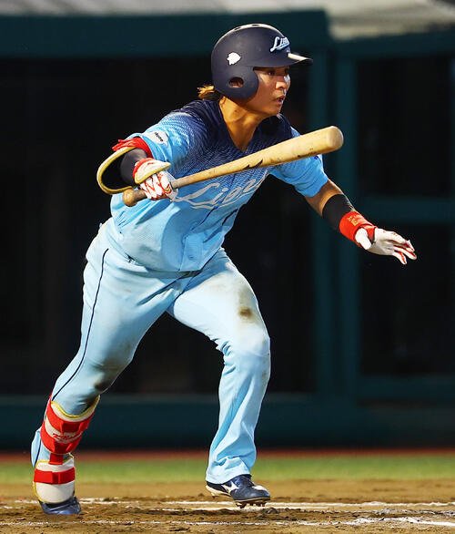 楽天対西武　11回表西武1死、安打を放つ仲田慶介(撮影･野上伸悟)