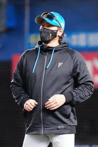ロッテ対日本ハム　7回裏開始前、選手交代を告げた日本ハム新庄剛志監督(撮影･江口和貴)