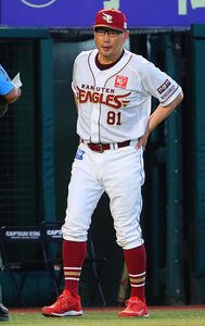 楽天対西武　選手交代を告げる楽天吉井理人監督(撮影･野上伸悟)