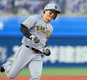 DeNA対阪神　1回表阪神2死、先制のソロ本塁打を放ち笑顔を見せる森下翔太(撮影･たえ見朱実)