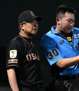 阪神対ソフトバンク　選手交代を告げる阪神の平田勝男2軍監督(左)(撮影･石井愛子)
