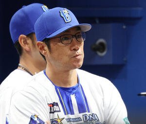 DeNA対阪神　戦況を見つめるDeNA相川亮二監督(撮影･宮地輝)