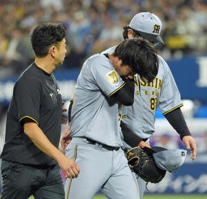 DeNA対阪神　4回裏、アクシデントに治療のため一旦ベンチに下がる阪神の先発高橋遥人(中央)(撮影･たえ見朱実)