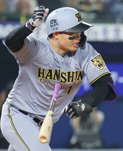 九回表阪神2死二、三塁、2点適時打を放つ森下