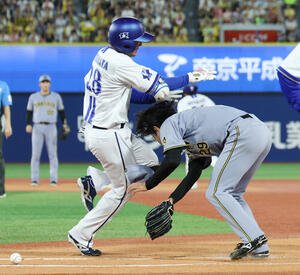 DeNA対阪神　4回裏DeNA2死満塁、勝又温史(左)と衝突する高橋遥人(撮影･宮地輝)