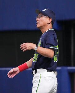 中日対ヤクルト　8回表終了、選手交代を告げる池山隆寛監督(撮影･森本幸一)