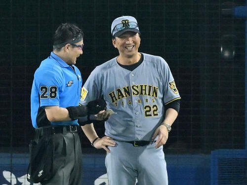 阪神藤川球児監督(右)(2026年8月撮影)