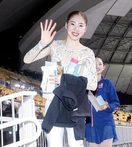 表彰式に登壇し、ポーズをとるシニア女子1位の住吉りをん(撮影･山本朝陽)