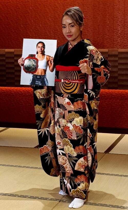 華やかな振り袖姿で登場したYAYAウィラサクレック