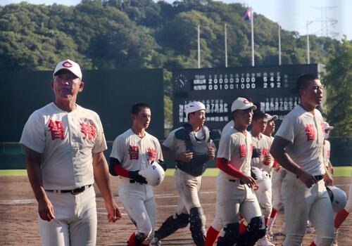 和歌山東対智弁和歌山　新チーム初戦で敗退し、センバツかかる秋季大会1次予選免除へのシード権を逃した智弁和歌山ナインら(撮影･佐藤妙月)