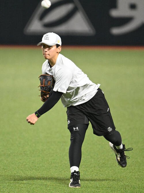 キャッチボールを行うソフトバンク前田悠伍(撮影･林敢治)