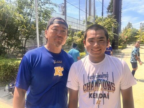 準優勝を収めた健大高崎に欠かせない存在だった塚原トレーナー(左)と石田雄(2026年8月21日撮影･平山連)