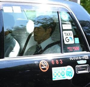 初公判を終え東京地裁立川支部を後にする本多灯被告(撮影･小島史椰)