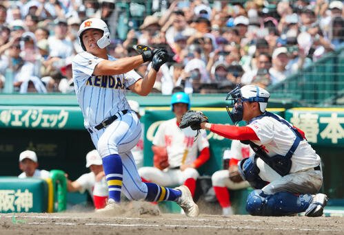健大高崎対智弁和歌山　9回表健大高崎2死一塁、空振り三振に倒れ最後の打者となった代打小原快晴(2026年8月22日撮影)