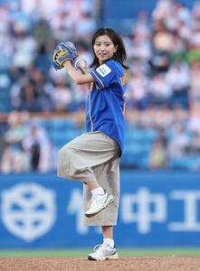 ヤクルト対巨人　ファーストピッチを行う黒島結菜(撮影･増田悦実)