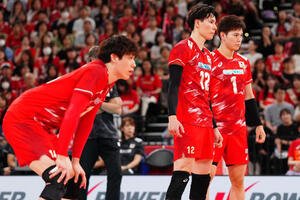 日本対ブラジル　第1セットに臨む高橋藍(中央)ら。左は石川祐希、右は西田有志(撮影･江口和貴)