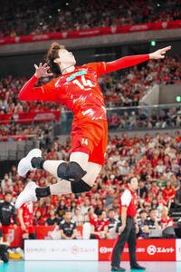 日本対ブラジル　第2セット、サービスエースを決める石川祐希(撮影･江口和貴)