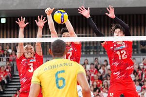 日本対ブラジル　第3セット、ブロックする、左から深津英臣、西本圭吾、高橋藍(撮影･江口和貴)