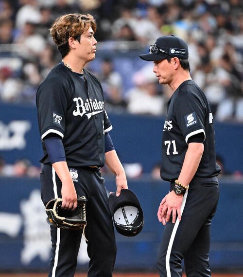 オリックス対楽天　6回表途中、オリックス九里亜蓮(左)に降板を告げる岸田護監督(撮影･石井愛子)