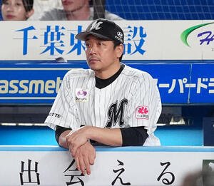 ロッテ対ソフトバンク　ベンチで浮かない表情のロッテ･サブロー監督(撮影･鈴木みどり)