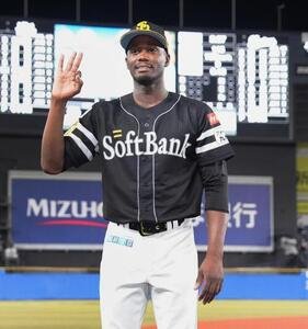 ロッテ対ソフトバンク　完封勝利を挙げ、ポーズをとるソフトバンクのリバン･モイネロ(撮影･鈴木みどり)