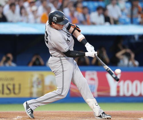 ヤクルト対巨人　1回表巨人無死二、三塁、3点本塁打を放つボビー･ダルベック(撮影･増田悦実)
