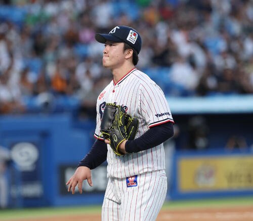 ヤクルト対巨人　1回表に3点本塁打を浴び悔しい表情でベンチに戻る吉村貢司郎(撮影･増田悦実)