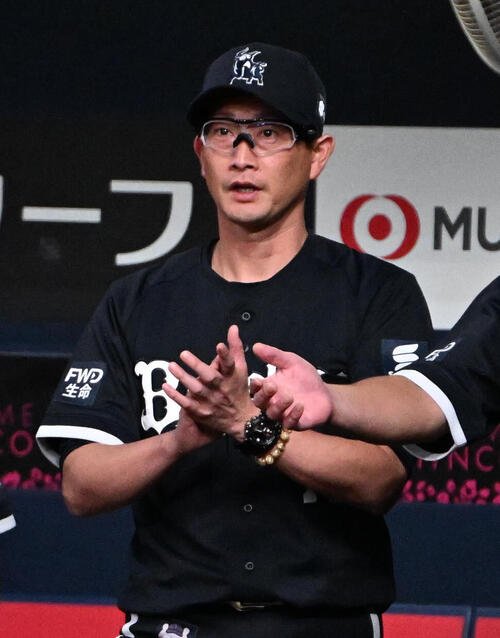 オリックス対楽天　1回裏オリックス無死三塁、来田涼斗の適時打に拍手をするオリックス岸田護監督(撮影･石井愛子)