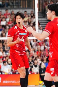 日本対ブラジル　第4セット、スパイクを決め、喜ぶ宮浦健人(撮影･江口和貴)