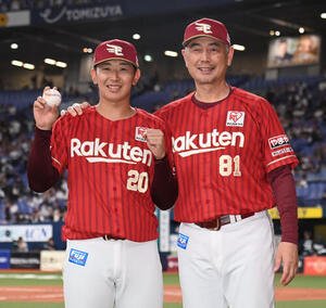 オリックス対楽天　プロ初勝利の楽天伊藤樹(左)は記念球を手に吉井理人監督と笑顔を見せる(撮影･石井愛子)