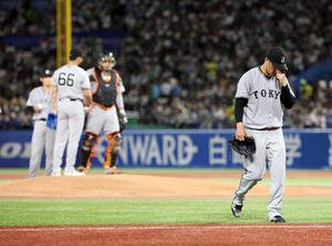 ヤクルト対巨人　3回裏ヤクルト2死一、二塁、降板を告げられがっくり引き揚げる則本昂大(撮影･浅見桂子)