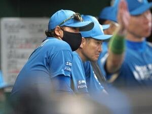 西武対日本ハム　試合を見つめる新庄剛志監督(撮影･黒川智章)