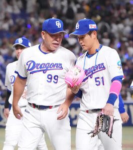 中日対阪神　試合終了、井上一樹監督(左)は上林誠知と言葉を交わす(撮影･森本幸一)