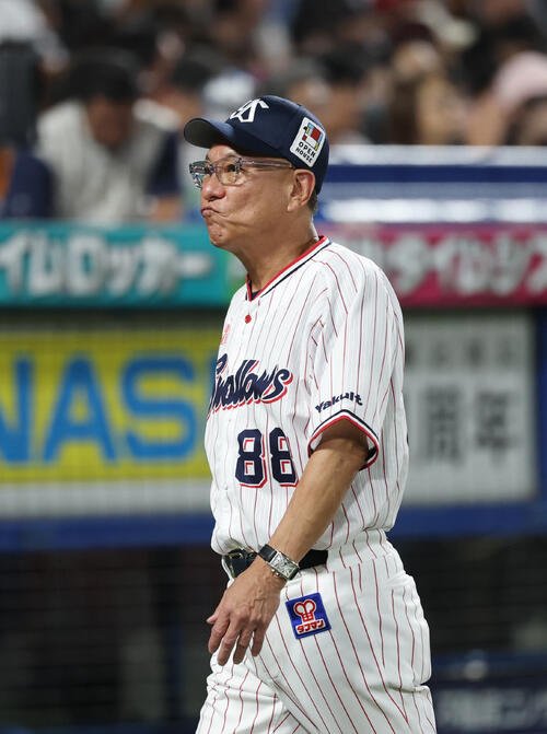 ヤクルト対巨人　交代を告げベンチに戻る池山隆寛監督(撮影･増田悦実)